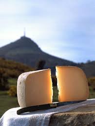 La prochaine séance du conseil permanent de la communauté pays basque aura lieu mardi 15 juin à… Thevoiceofcheese Basque Food Cheese Grapes And Cheese