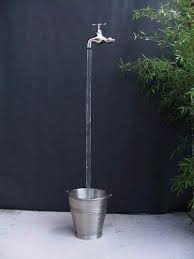 Der flexible grill, der sichtschutz mit lichterketten und das wasserspiel auf der terrassenfläche sorgen für ein gemütliches ambiente. Wasserspiel Wasser Fliesst Wasserhahn In Der Luft