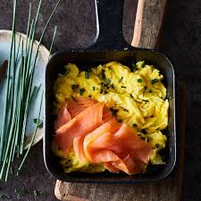 Enjoy A Tasty And Delicious Meal In 5 Learn How To Make Scrambled Eggs With Chives Smoked Salmon And Get The Smartpoint In 2021 Smoked Salmon Healthy Salmon Recipes