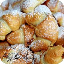 Hefegeback Mit Marmelade 90 Stk Dies Hier Sind Die Besten Hefeteig Hornchen Welche Ich Bislang Gebacken Habe Es Hornchen Rezept Hefeteig Kuchen Hefeteig