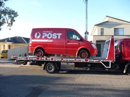 In de nabije toekomst kan een reis naar het postkantoor in regionaal en afgelegen australië betekenen dat u een pakket of een brief ophaalt. Towing An Australia Post Van On One Of Our Tilt Trucks Dial A Tow