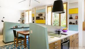 Di dapur, sayang, sahutnya setengah berteriak, aku bergegas ke situ, kulihat ia sedang menghangatkan donat di microwave. Wow 9 Desain Dapur Dan Ruang Makan Sempit Ini Masih Terlihat Keren