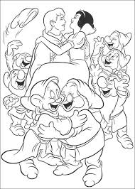 Tous nos dessins respectent l éthique et le droit d auteur. Coloriage A Imprimer Blanche Neige Avec Son Prince Et Les Sept Nains Gratuit Et Colorier Coloriage Blanche Neige Coloriage Disney Coloriage