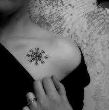 Les épées sont larges et cannelées, de type franc. Tatouage Viking Signification Et Idees Originales A Copier