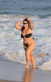 Leticia muniz na praia