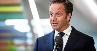 Born 26 september 1977) is a dutch politician serving as first deputy prime minister of the netherlands and minister of health, welfare and sport since 2017 in the third rutte cabinet.a member of the christian democratic appeal (cda), he was elected to its leadership in 2020 for the upcoming general election. Gemischte Reaktionen Hugo De Jonge Bei Aynil Inland Nach Welt