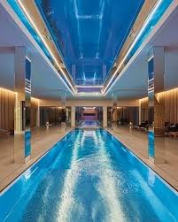 M A G I C A L P O O L Der Edelstahlpool Mit Einem Glasboden Stellte Eine Besondere Herausforderung Fur Die Statiker Und Konstr Indoor Pool Pool Designs Pool