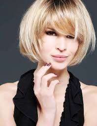Degrade En Bordures De Visage Et Accompagne D Une Frange Ce Carre Boule Legerement Retro Donne De Biguine Coupe De Cheveux Teinture Cheveux Coupe Carre