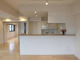 今までは 下がり壁があり キッチン内がとても暗かったので すべて壁をとってもらい 対面式カウンターキッチンにしました 子供の様子はもちろん ベランダから見える外の景色も見えるようになり スッキリ明るくなりました 専門家 が手掛けた 暗かった下がり壁を