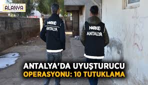 Antalya'nın alanya ilçesinde polis tarafından takibe alınan zehir taciri ve müşterisi gözaltına alındı. Www Gazetealanya Com Images Haberler 2020 01 An