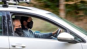Nach monaten der pandemie ein ungewohntes bild. Maske Am Steuer Aber Ohne Mutze Und Sonnenbrille Mdr De
