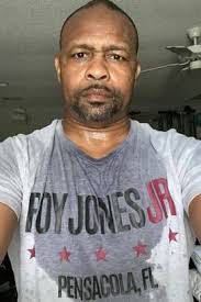 Mike Tyson volta aos ringues em setembro contra Roy Jones Jr.
