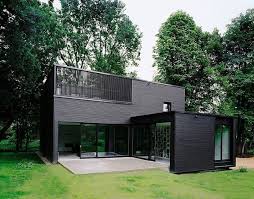 Simplicite Et Efficacite Esthetique Pour Cette Maison Contemporaine En Bois Noire Construire Tendance Container House Design Cheap Building Materials Shipping Container Home Designs