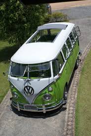 Volkswagen T2 Microbus Deluxe Model 244 First Built In 1951 Splitting The Windshield And Roofline Into A Vee Helped The Com Imagens Carros Vw Volkswagen Bus Vans Vw