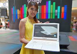 With this version, you're getting a black matte metal with blue accents, which definitely gives off a more cool look. The 2018 Acer Predator Helios 300 Special Edition Revealed Tech Arp