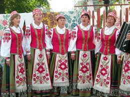 ロシア人（ロシアじん）、ロシア民族（ルースキエ； русские ルースキイェ）は、東スラヴ人に属する民族である。 ロシア語 を持つ。 ロシア連邦 （80%以上）・ ウクライナ （17.3%）・ ベラルーシ （11.4%）などを中心として旧 ロシア帝国 や旧 ソビエト. National Costume æ°'æè¡£è£ ã­ã·ã¢å¸å½ ãã©ã«ã¼ã·