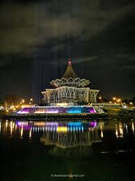 The darul hana musical fountain show is one of the main attractions and also a new icon for the state tourism since it was launched by the head of the state tun pehin sri abdul taib mahmud in october last year. 7 Aktiviti Yang Anda Boleh Lakukan Di Kuching Waterfront Sarawak