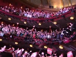 Named after the austrian dramatist ferdinand raimund, the theatre was built by an association of viennese. Ausnahmezustand Im Raimund Theater Wien Orf At