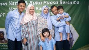 10 gaya kompak seragam keluarga artis bisa jadi insiparasi lebaran. Seragam Lebaran Keluarga Nusagates