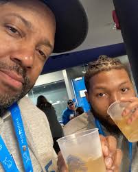 Robert Christopher (@robchris143) • Instagram photos and videos