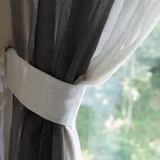 Quel système d'attache de rideau choisir pour une belle finition de sa décoration toile de jouy ? Des Embrasses De Rideaux En Linge Ancien Marie Claire