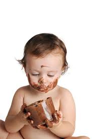 Bebe Que Aprecia O Momento Comendo O Chocolate Imagem De Stock Imagem De Feriado Fome 60111639