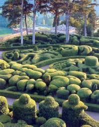 This Reminds Me Of That Guy On Dairy Ashford Near Bissonnet In Houston That Has Amazing Shr With Images Beautiful Gardens French Garden Beautiful Places To Visit