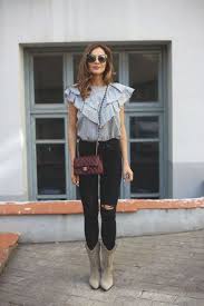 Black Jeans And Brown Cowboy Boots A Cool Girl S Guide To Cowboy Boots Yes It Can Be Done Winter Fashion Outfits Cowboy Boot Outfits Fashion