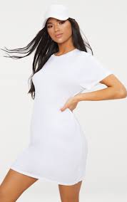 Tu peux aussi la porter avec une ceinture pour casser l'oversize et marquer ta taille. Robe T Shirt Blanche A Manches Courtes Prettylittlething Fr