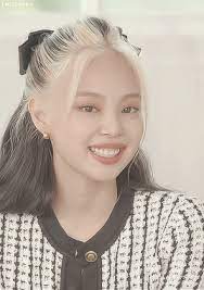 這gif是tsang eric發現的 你也趕快在 we heart it 上探索及儲存自己的圖片與影片吧 hairstyle blackpink jennie blackpink fashion