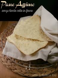 Il pane de santu tilippu è un pane azzimo di piccole dimensioni, viene preparato il 23 agosto per la festa di san filippo benizi, un frate vissuto nel '200 in toscana ed appartenente all'ordine dei servi di maria; Pane Azzimo Senza Lievito Cotto In Forno