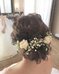 一生に一度の結婚式 女性にとっては幼い頃から憧れていた晴れの舞台 だからこそ ドレス選びはもちろん ヘアメイクだっていつもより気合いをいれて華やかに仕上げたいですよね でも本格的なアレンジって ロングヘアじゃないと出来ないのでは ウェディング ヘア