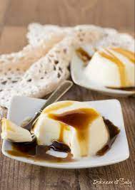 In un pentolino mettete il latte, la panna, lo zucchero, la vanillina e l'amido di mais (maizena) e mescolateli con un cucchiaio non di metallo. Panna Cotta Senza Colla Di Pesce