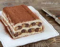 Poni in frigorifero per una notte, quindi sforma il semifreddo capovolgendolo sul piatto da portata e ricoprilo con una spolverata di cacao amaro e ciliegie sciroppate intere Semifreddo Al Caffe Con Savoiardi Bigusto