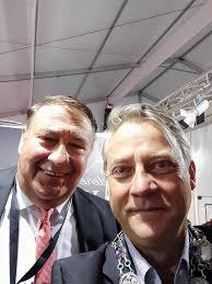 Heute als Obermeister mit der Gold.- und Silberschmiede-Innung Frankfurt am  Main und dem Zentralverband der Deutschen Gold.- und Siberschmiede-Innung  e.V. auf der Schmuckfachmesse INOVA vertreten. Schon wichtige Gespräche  geführt. Besonders bei der