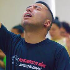 Wesley foi puxado e agarrado dentro da área, impedido de finalizar uma  chance clara de gol. O pênalti foi ignorado pela arbitragem. Lances como  esse não podem seguir sendo tratados com naturalidade.