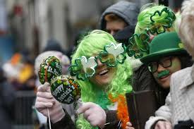 Warga Berdiri Di Sepanjang Jalan 5th Avenue Pada Parade Hari St Patrick S Di Kota New York Shamrock Smoothie St Patrick Green Tea Pancakes