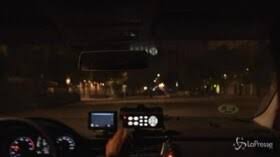 La corte superiore della catalogna ha annunciato di aver approvato l'istituzione di un coprifuoco tra l'1:00 e le 6:00 fino al 23 luglio. Barcellona La Polizia Presidia Le Strade Durante Il Coprifuoco Notturno Lapresse