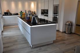 Designer Profi Kuche Kochinsel Weiss Mit Dunkler Arbeitsplatte Fliesen In Holzoptik Von Kronos Ceramiche Serie Wo Kuche Kaufen Moderne Kuche Kuche Holzoptik