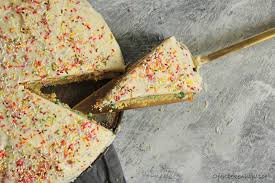 Bunte kuchen kommen auf jedem kindergeburtstag gut an, doch nicht nur kinder lieben unseren. Konfetti Kuchen Welche Streusel Bunte Crispies