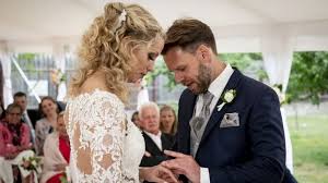 2,58 millionen zuschauer sind am sonntagabend dabei doch die von sat.1 ausgesuchten spezialisten sind von ihrem weg überzeugt. Hochzeit Auf Den Ersten Blick Wer Ist Noch Zusammen Weltweitestars