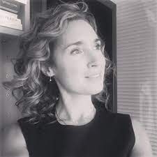 Découverte présentant un jt de 13h du weekend sur france 2 : Marie Sophie Lacarrau Facebook