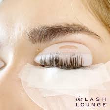 First, curl your eyelashes and complete your entire eye makeup. Lash Lift 6 Beautiful Benefits From Our New System