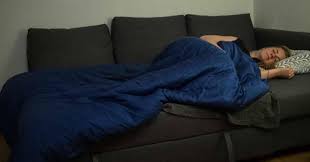 Kissenbezüge aus baumwolle sind eine gute wahl, wenn oft auf dem sofa geschlafen wird. In Fremden Betten Schlafen Couchsurfing Als Frau