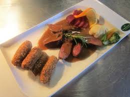 Entrecote Vom Rehrucken Rosa Gebraten Auf Cognac Zwetschkensauce Mit Nusskroketten Und Gemuse Rehrucken Essen Rezepte