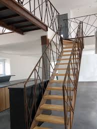 escalier en acier rouille avec marche en bois passerelle ossature metal et garde corps aleatoire stairs design escalier design staircase design