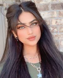 وللعيون اللوزية حكاية ، تتلى فقط من أفواه الملائكة ..