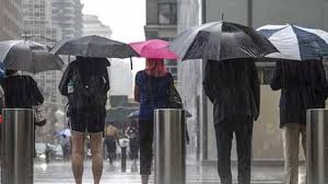 Image result for gambar orang berpegian di waktu hujan