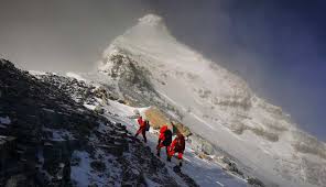 The peak of everest is the highest point on earth. Messtechnik Wie Der Mount Everest Vermessen Wurde Forschung Lehre