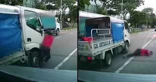 Latest news from singapore including traffic accidents, health news, and political headlines. Jaywalker In S Pore Doesn T Check Blind Spot Gets Rammed By Oncoming Lorry Mothership Sg News From Singapore Asia And Around The World